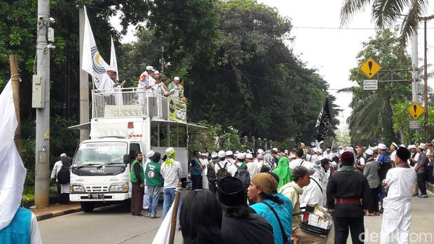 Ahok Baca Pleidoi, Massa Pendemo Baca Syahadat di Luar Ruang Sidang