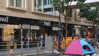 Menurut warga, kegiatan orang berlibur di jalan ini sudah berlangsung lama. Tiap hari minggu, para pekerja yang sebagian besar tenaga kerja asing itu‎ bebas beraktivitas di beberapa jalan-jalan utama Kota Hong Kong (Masaul/detikTravel)