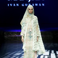 Koleksi Manjha Hijab by Ivan Gunawan mengangkat tema Romantic Hijab Culture di Jakarta Fashion & Food Festival 2017 di Ballroom Hotel Haris Lt.5, Kelapa Gading. Jakarta. [Foto: Mohammad Abduh/Wolipop]