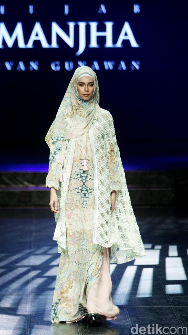 Koleksi Manjha Hijab by Ivan Gunawan mengangkat tema Romantic Hijab Culture di Jakarta Fashion & Food Festival 2017 di Ballroom Hotel Haris Lt.5, Kelapa Gading. Jakarta. [Foto: Mohammad Abduh/Wolipop]