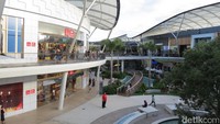 Mal Pacific Fair terletak di Hooker Boulevard, Broadbeach, Gold Coast. Pacific Fair hanya dua lantai, tapi bukan main lebarnya. Desainnya instagrammable (Fitraya/detikTravel)