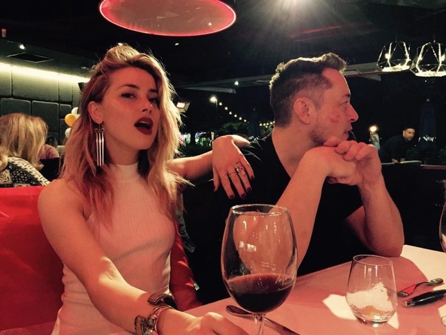 Asyiknya Gaya Amber Heard Masak hingga Ngopi di Tempat Legendaris Indonesia