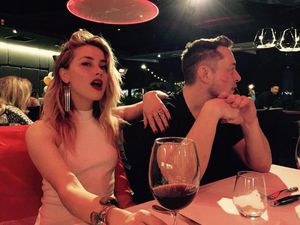 Asyiknya Gaya Amber Heard Masak hingga Ngopi di Tempat Legendaris Indonesia