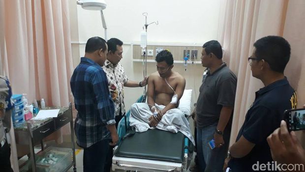  Kapolda Banten Brigjen Listyo Sigit Prabowo membesuk anggota polisi yang ditembak begal di Cikupa, Kabupaten Tangerang, Selasa (25/4/2017)