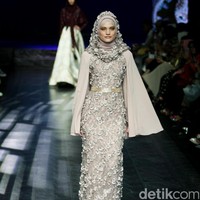 Koleksi Manjha Hijab by Ivan Gunawan mengangkat tema Romantic Hijab Culture di Jakarta Fashion & Food Festival 2017 di Ballroom Hotel Haris Lt.5, Kelapa Gading. Jakarta. [Foto: Mohammad Abduh/Wolipop]