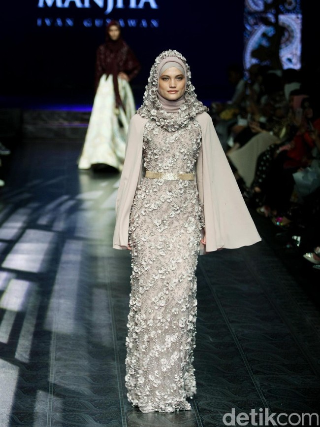 Koleksi Manjha Hijab by Ivan Gunawan mengangkat tema Romantic Hijab Culture di Jakarta Fashion & Food Festival 2017 di Ballroom Hotel Haris Lt.5, Kelapa Gading. Jakarta. [Foto: Mohammad Abduh/Wolipop]