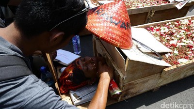 Aksi Kubur Diri di Depan Istana Negara