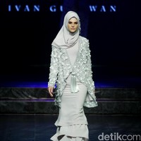 Koleksi Manjha Hijab by Ivan Gunawan mengangkat tema Romantic Hijab Culture di Jakarta Fashion & Food Festival 2017 di Ballroom Hotel Haris Lt.5, Kelapa Gading. Jakarta. [Foto: Mohammad Abduh/Wolipop]