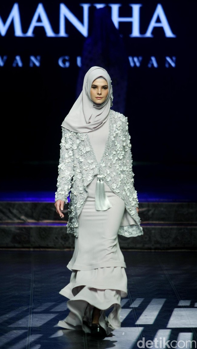 Koleksi Manjha Hijab by Ivan Gunawan mengangkat tema Romantic Hijab Culture di Jakarta Fashion & Food Festival 2017 di Ballroom Hotel Haris Lt.5, Kelapa Gading. Jakarta. [Foto: Mohammad Abduh/Wolipop]