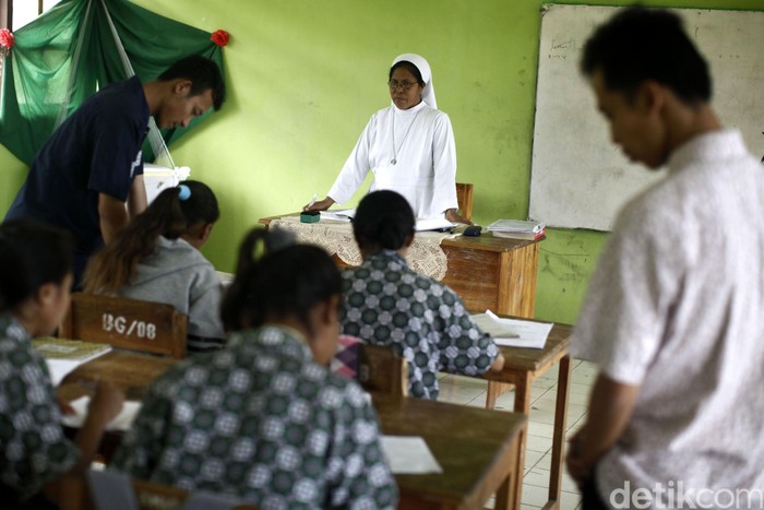 Pesan Damai Dari Guru di Perbatasan Indonesia 

Gilang Rickat Trengginas (kiri) dan Dani Kurniawan (kanan) mengikuti program Sarjana Mendidik di Daerah Terdepan, Terluar, dan Tertinggal dan ditempatkan di Sekolah MGR Gabriel Manek, Dusun Lahurus, Desan Fatulotu Kecamatan Lasiolat, Atambua, NTT, kemarin. Mereka berdua yang berasal dari UIN Yogyakarta sudah 6 bulan terakhir menjadi guru bantu ditempat ini. Grandyos Zafna/detikcom

-. Meski mereka berdua muslim, toleransi di daerah yang mayoritas non muslim ini sangat tinggi.

-. Jika ingin menjalankan ibadah shalat Jumat, kedua guru ini harus menuju kota atambua.

-. Sebanyak 143 murid bersekolah ditempat ini.

-. Mereka tinggal ditempat Tetua Adat Nai Lasiolat Pak Wilhelmus Atamanek.
