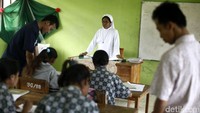 Mereka berdua yang berasal dari UIN Yogyakarta sudah 6 bulan terakhir menjadi guru bantu di tempat ini.