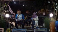 Selain itu, Kafe Tiga Tjeret menyediakan hiburan live musik dari band setempat. Traveler boleh lho kalau mau request lagu (Wahyu/detikTravel)