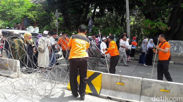 Petugas menyingkirkan barikade kawat berduri usai sidang Ahok, Selasa (25/4/2017)