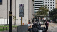 Emperan gedung-gedung perbel‎anjaan pun tak luput dari warga yang berteduh menggelar tikar atau memasang kain terpal. Kegiatan warga ini terkesan dibiarkan melakukan semaunya, karena sampah terlihat di mana-mana (Masaul/detikTravel)