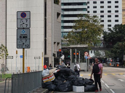 Sampah yang menumpuk di sisi jalan