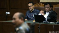 Terdakwa kasus suap proyek monitoring satellite, Fahmi Darmawansyah menyimak keterangan Arie Soedewo.