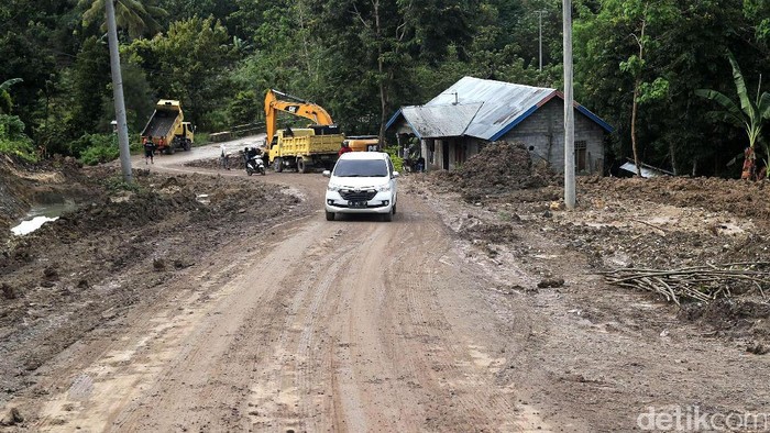 Jalan Sabuk Merah Perbatasan Terus Dikerjakan

Kendaraan bermotor melintasi jalan Sabuk Merah di Atambua, Belu, NTT, kemarin. Kementerian PU dan Perumahan Rakyat melalui Direktorat Jenderal Bina Marga dari dana APBN tahun anggaran 2017 dialokasikan untuk pekerjaan pembangunan jalan Motaain-Silawan-Salore-Haliwen-Sadi-Asumanu-Haekesak senilai Rp 96,238 miliar. Proyek tersebut dikerjakan PT Nindya Karya (Persero) selama 395 hari terhitung sejak 2 Desember 2016. Grandyos Zafna/detikcom