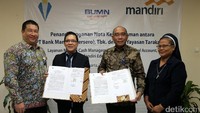 SVP Commercial Banking Bank Mandiri Dadang Ramadhan P dan bendahara yayasan Tarakanita Rafael Kristoforus Abdisa menunjukkan naskah kerja sama yang telah ditandatangani.