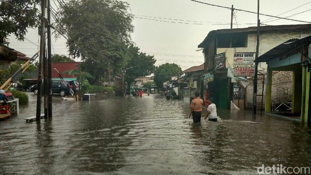 Banjir Landa Kemang Utara, Kendaraan Tak Bisa Melintas 