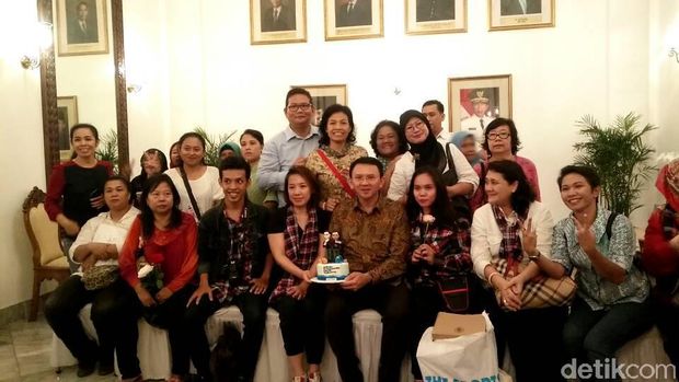 Warga yang berfoto dengan Ahok di Balai Kota. 