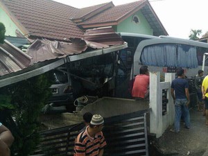 Bus Seruduk 2 Rumah Warga di Kuansing Riau, Tak Ada Korban Jiwa