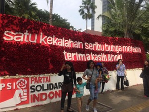 Karangan Bunga Megah dari PSI untuk Ahok Jadi Objek Foto Warga