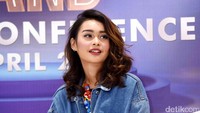 Pulasan lipstik merah menyala dengan gaya rambut bergelombang panjang yang digerai membuat Conchita semakin menawan. Pool/Noel/detikFoto.