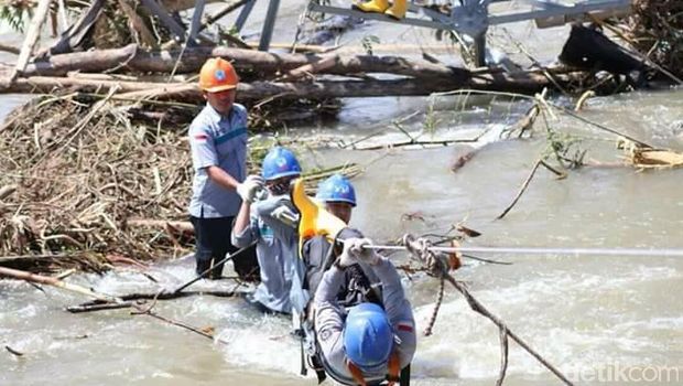 Petugas PLN benahi tower listrik roboh Sulteng
