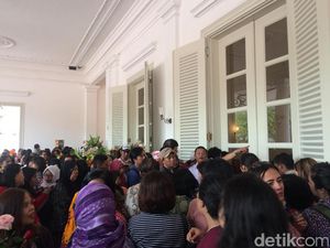 Ahok Tinggalkan Balai Kota, Warga Masih Bertahan Ingin Foto
