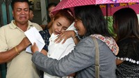 Sang ibu Jiranuch Tritat nampak menggendong dan memeluk jenazah putrinya yang berusia 11 bulan di sebuah rumah sakit di Phuket, Selasa (25/4/2017). Dailynews/via REUTERS.