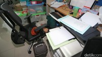 Mereka berhamburan keluar ketika mendengar sirine tanda bahaya berbunyi. Ada juga yang mengumpet di bawah meja kerja.