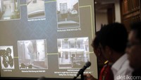 Polisi menunjukkan foto-foto proses pengungkapan.