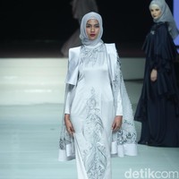 Koleksi terbaru dari Ayu Dyah Andari dengan mengangkat tema La Salvia diJakarta Fashion & FOod Festival 2017. Ballroom Hotel Haris Lt.5, Kelapa Gading. Jakarta. [Foto: Mohammad Abduh/Wolipop]
