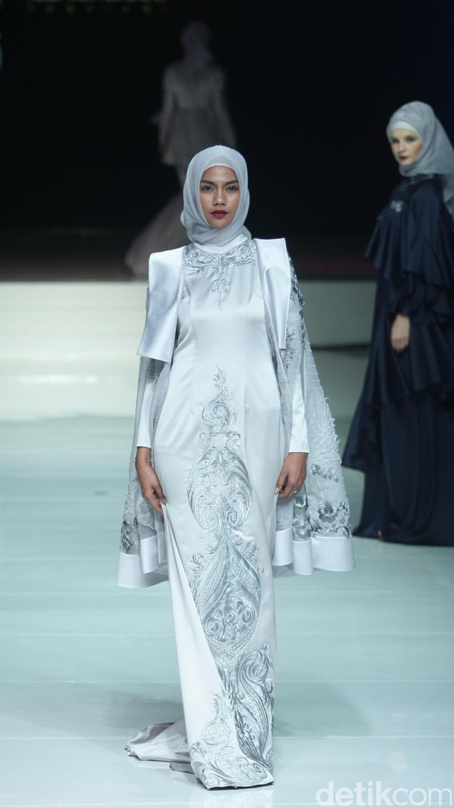 Koleksi terbaru dari Ayu Dyah Andari dengan mengangkat tema La Salvia diJakarta Fashion & FOod Festival 2017. Ballroom Hotel Haris Lt.5, Kelapa Gading. Jakarta. [Foto: Mohammad Abduh/Wolipop]