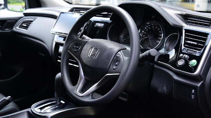 Mobil Transmisi Manual Ditinggal Orang?