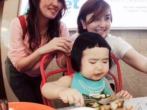 Saat di Indonesia Balita China yang Doyan Makan Ini Lahap Gado-gado dan Durian!