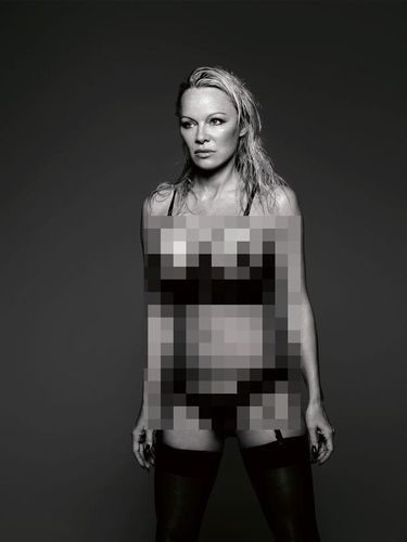 Foto: Pose Erotis Pamela Anderson Berbalut Lingerie Seksi 
