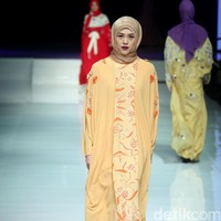 Koleksi Qonita Gholib mengangkat tema Spring Season yang terinspirasi dari bunga musim semi. di Jakarta Fashion & Food Festival 2017. Ballroom Hotel Haris. Kelapa Gading. Jakarta. [Foto: Mohamamd Abduh/Wolipop]