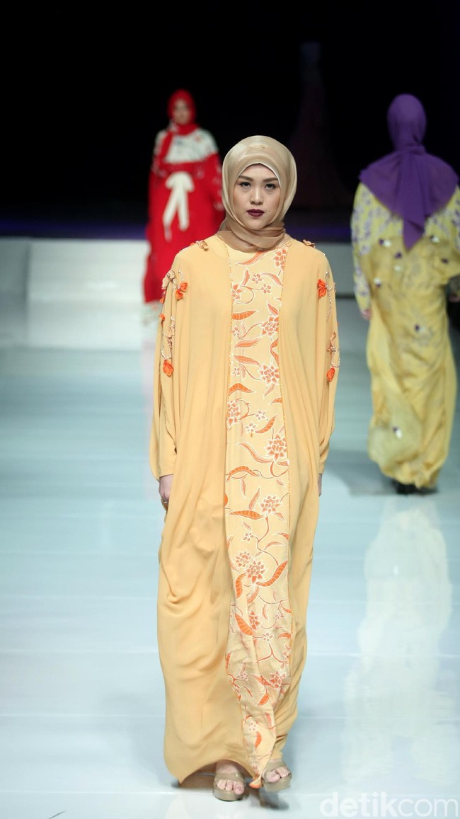 Koleksi Qonita Gholib mengangkat tema Spring Season yang terinspirasi dari bunga musim semi. di Jakarta Fashion & Food Festival 2017. Ballroom Hotel Haris. Kelapa Gading. Jakarta. [Foto: Mohamamd Abduh/Wolipop]