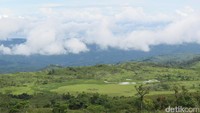 Benteng Makes berada di balik sabana Fulan Fehan yang indah, di Desa Dirun, Kecamatan Lamaknen. Dari ujung jalan desa, kita mesti naik mobil 4 WD menempuh jalan berbatu mendaki lereng Gunung Lakaan (Fitraya/detikTravel)