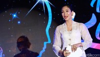 Wanita berusia 37 tahun itu tampil membacakan tulisan karya Raden Ajeng Kartini di acara tersebut. Pool/Palevi S/detikFoto.