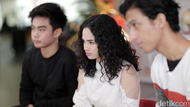 Mendengarkan Naskah Film 'Jomblo' dari Wizzy, Izza dan Mahesa