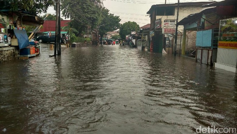 Banjir Landa Kemang Utara, Kendaraan Tak Bisa Melintas Banjir Landa Kemang Utara, Kendaraan Tak Bisa Melintas