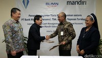 Bank Mandiri menyiapkan produk Mandiri Education Solution untuk meningkatkan efisiensi transaksi keuangan yayasan Tarakanita, dalam pembayaran gaji, penerimaan pembayaran siswa, serta pembayaran pajak dan BPJS. Disamping itu, Mandiri juga akan bekerjasama menerbitkan co branding kartu siswa e-money Tarakanita