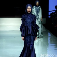 Koleksi terbaru dari Ayu Dyah Andari dengan mengangkat tema La Salvia diJakarta Fashion & FOod Festival 2017. Ballroom Hotel Haris Lt.5, Kelapa Gading. Jakarta. [Foto: Mohammad Abduh/Wolipop]