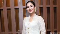Cantiknya Happy yang tampil dengan kebaya dari Ghea Pangabean. Pool/Palevi S/detikFoto.