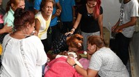 Isak tangis keluarga langsung menyelimuti rumah duka. Dailynews/via REUTERS.