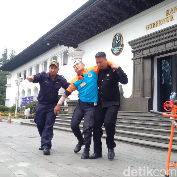 Simulasi Gempa, Gedung Sate Terbakar dan Pegawai Selamatkan Diri