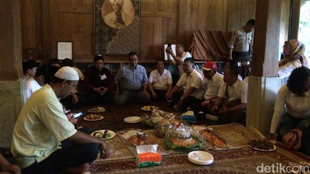 Relawan Anies bawa tumpeng dan roti buaya / 