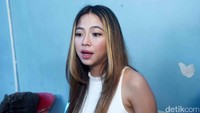 Ia pun menceritakan soal suaminya yang ngambek akibat tak memberitahukan bahwa ia mengisi acara di Ambon. Pool/Noel/detikFoto.